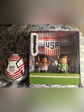 Fisher-Price USA Soccer Little People Set - AND USA size 5 Soccer Ball NWT